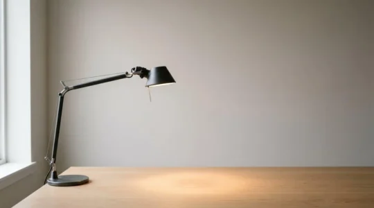 Lampe de bureau architecte articulée éclairant un espace de travail moderne sans reflet sur l'écran
