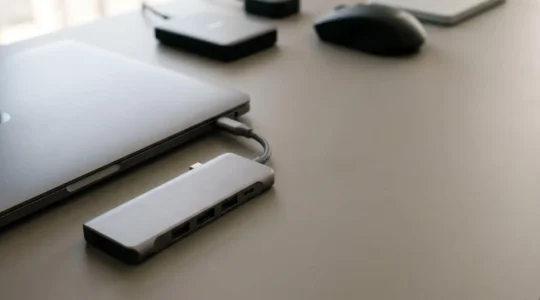 Hub USB-C moderne connecté à un MacBook avec plusieurs périphériques dans un environnement de travail professionnel épuré