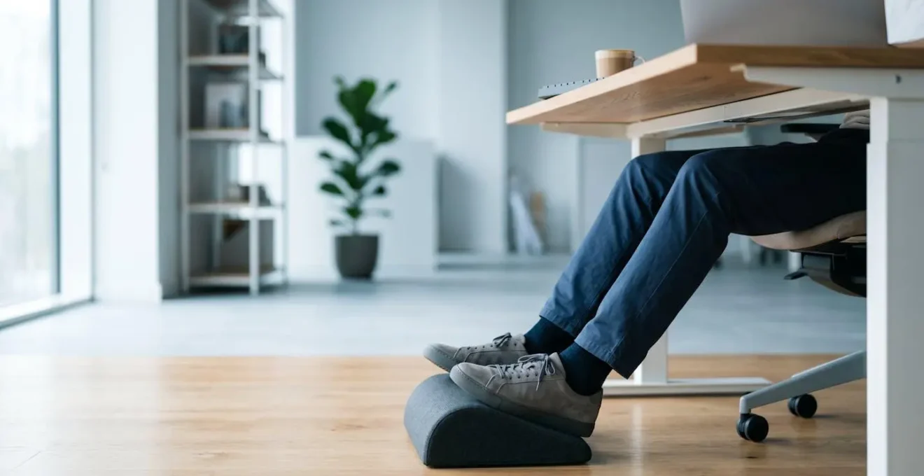 Jambes détendues et circulation active dans un environnement de travail ergonomique